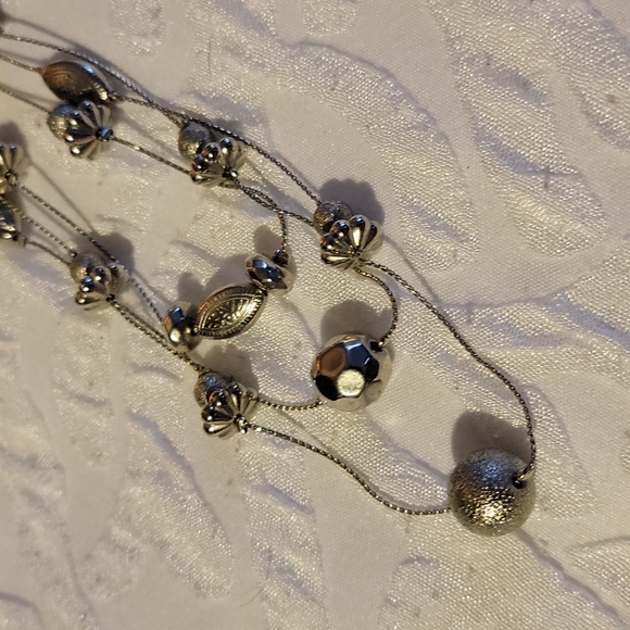 New York and Co necklace - Picture 3 of 3